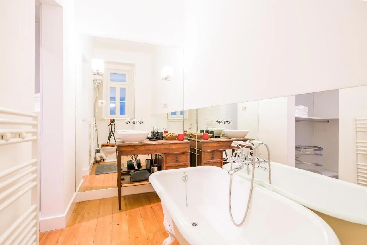 Estrela Neoclassical Apt- River View Lisbon Apartment